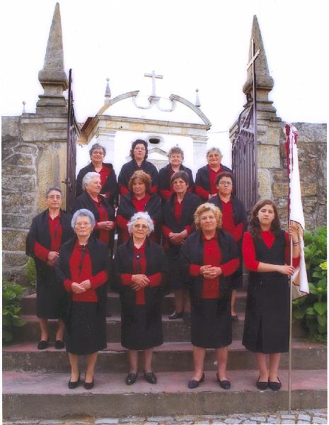 Grupo de Cantares nas escadas da Igreja Matriz.jpg